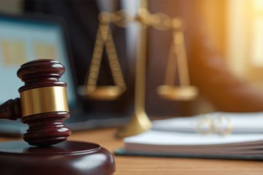 Foto: Richterhammer und Waage