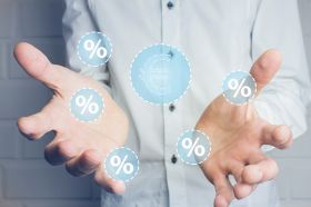 Foto: Person mit offenen Händen und Eurosymbolen